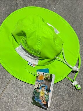 NEW SwimZip "Fun Sun Play Hat" in Neon Lime Green, size 0-6 months.